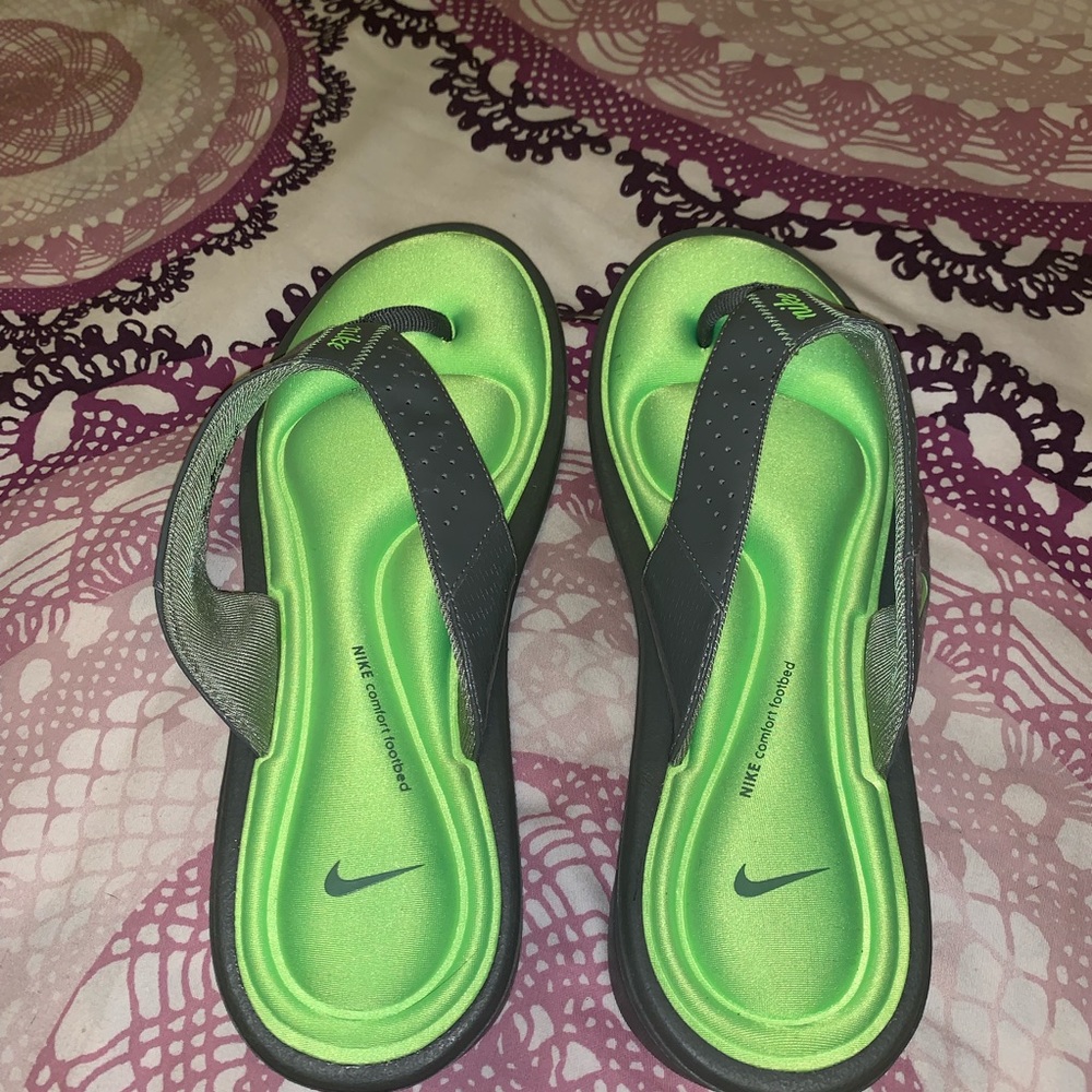 NIKE slip on comfort foot bed flip flops